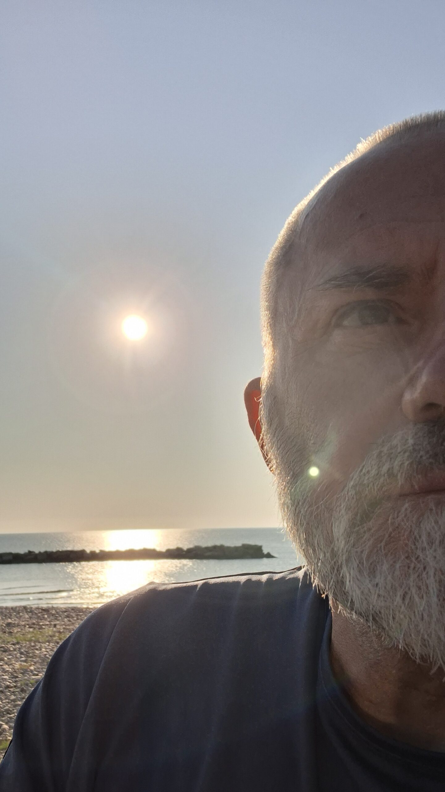 Nicola B all'alba di una mattina di vacanza al mare
